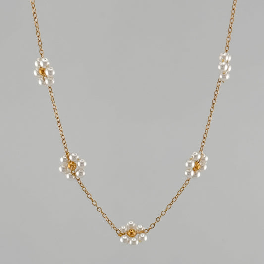 Pearly Flowers Necklace